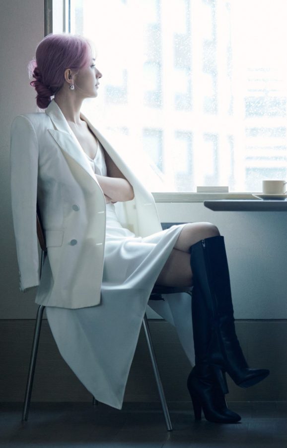 Zhao Liying's unique purple hair style, her legs in high-heeled leather boots are elegant and charming(1/9)