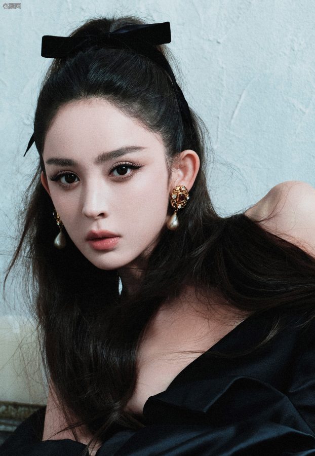 古力娜扎一袭黑裙尽显女神神秘性感范(5/10)