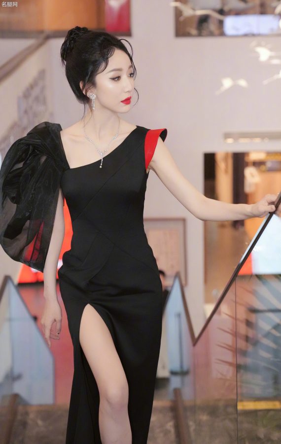 娄艺潇穿高开叉礼服踩防水台细跟凉鞋叉腰秀玉腿(17/19)