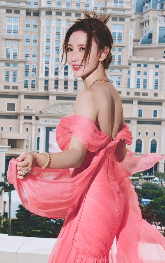 深V绿裙女神张萌气场全开，完美曲线令人惊艳(5/8)