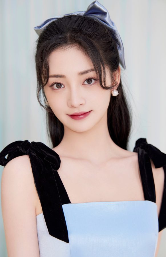 周洁琼夏日清凉短裙秀美腿，肩部蝴蝶结萌翻众人(5/6)