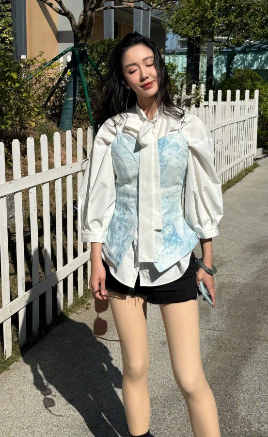 女明星娄艺潇腿上穿光腿神器外出(3/9)
