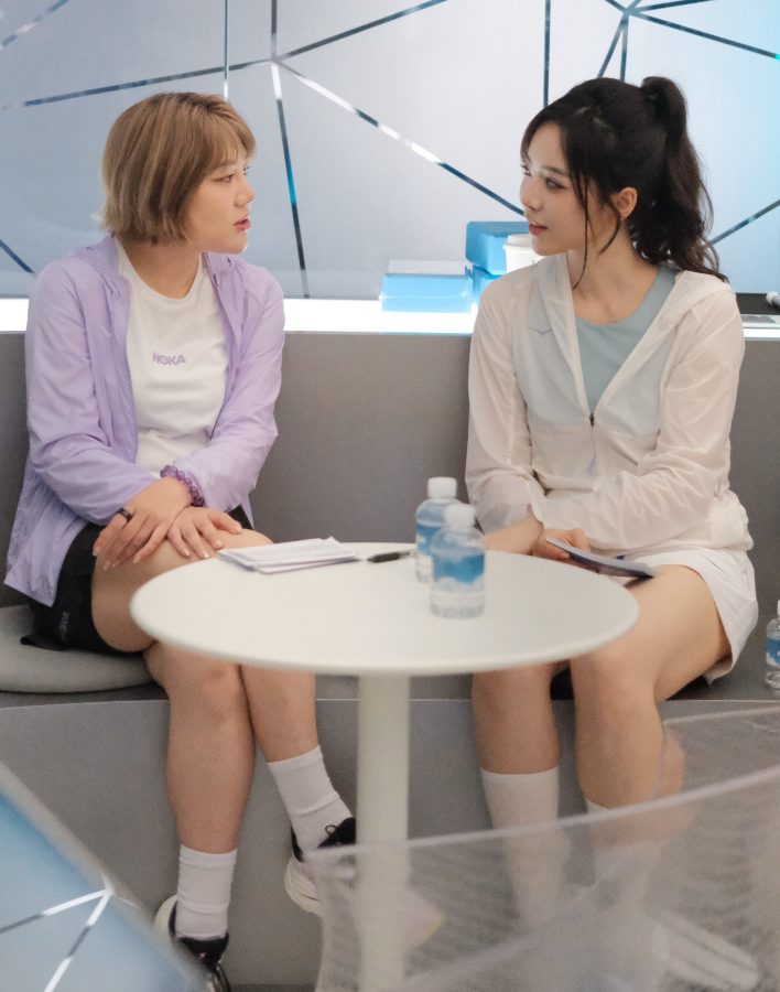 余霜穿白色运动短裤大秀白皙美腿(6/7)