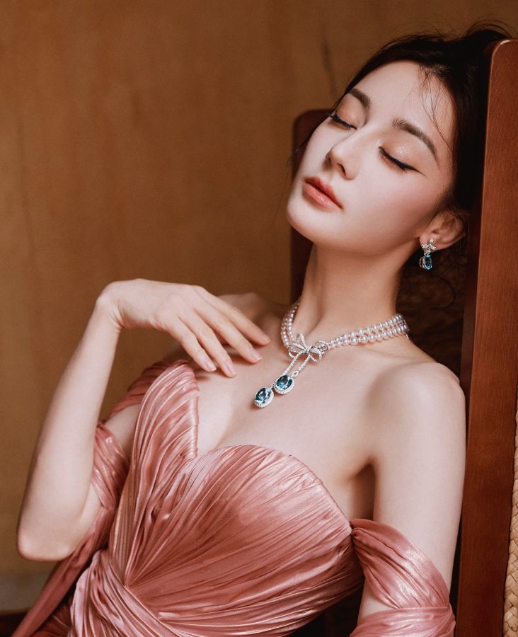 迪丽热巴性感粉裙亮相风情万种，高开叉大秀逆天美腿(10/13)