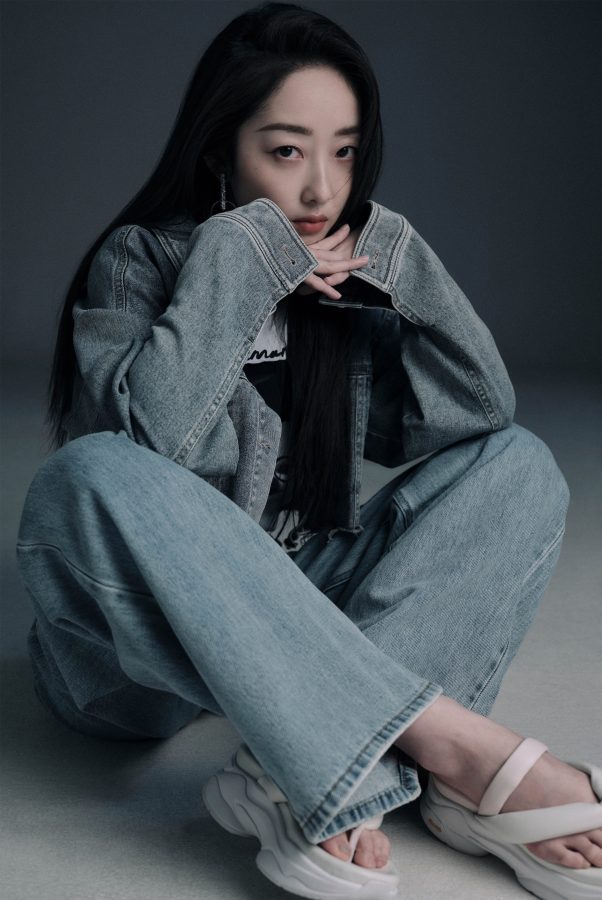 蒋梦婕精致玉足穿凉鞋为杂志拍摄写真大片(2/7)