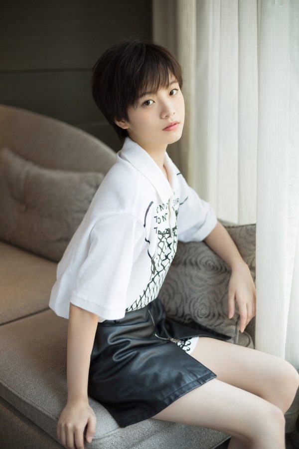 短发酷girl李庚希的纤细美腿(2/5)