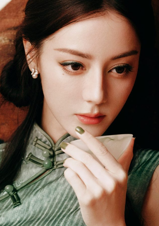 古风女神迪丽热巴旗袍纱裙造型玉腿美足动人展现(7/13)