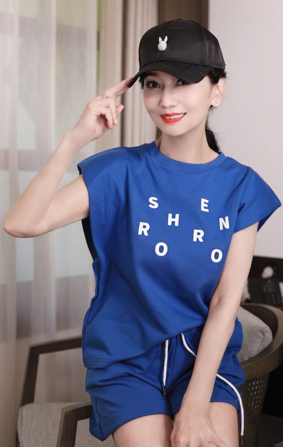 老妖精赵雅芝穿运动装大秀白皙美腿(5/6)