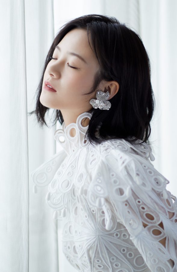 清纯美女李庚希穿白裙踩坡跟凉鞋玉腿纤细光滑(3/3)