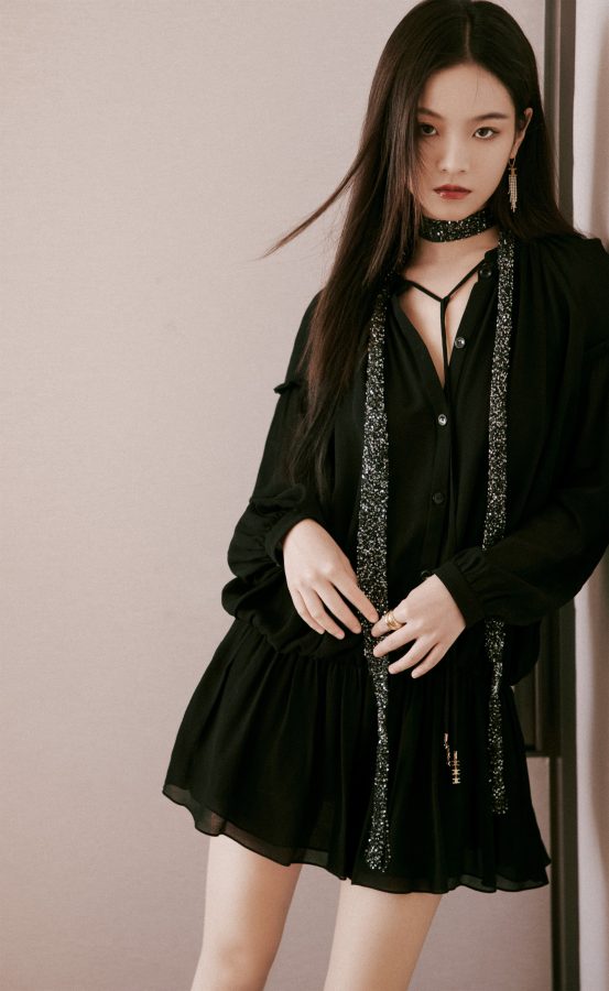 李庚希一袭黑裙勾勒曼妙身姿，纤细玉腿配马丁靴增添酷感(2/5)