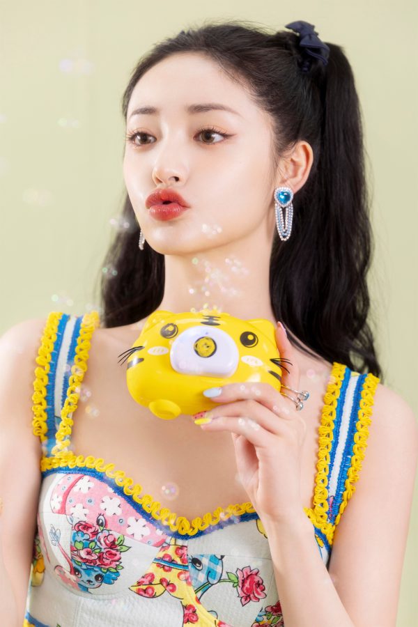 周洁琼双马尾可爱清纯风，内外穿同色系套装配凉鞋秀美腿(6/6)