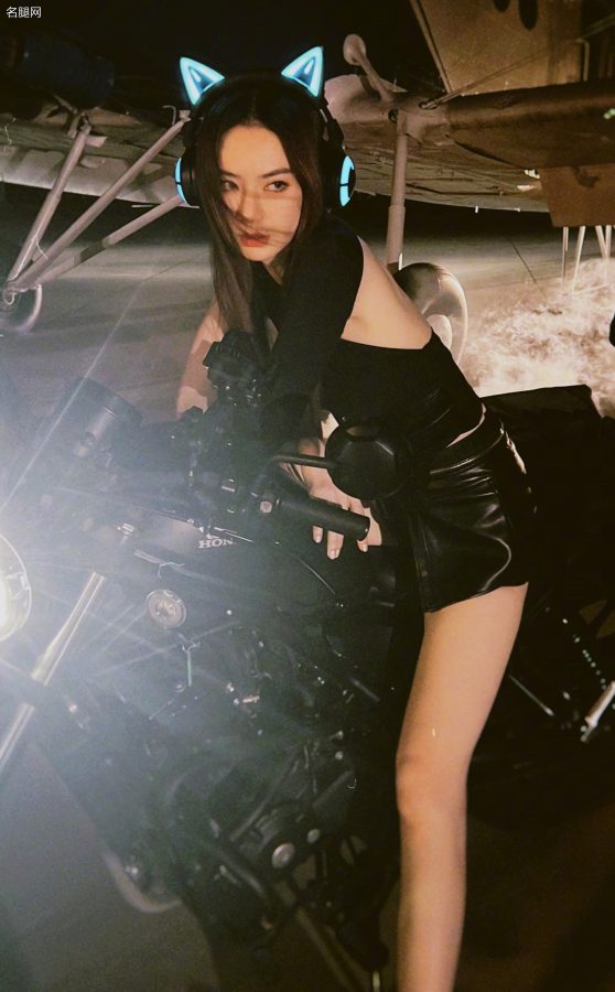机车女郎戚薇皮短裤搭长靴秀美腿(4/10)
