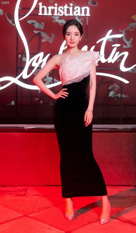 杨幂脚穿Christian Louboutin路铂廷高跟鞋尽显优雅性感魅力(5/5)