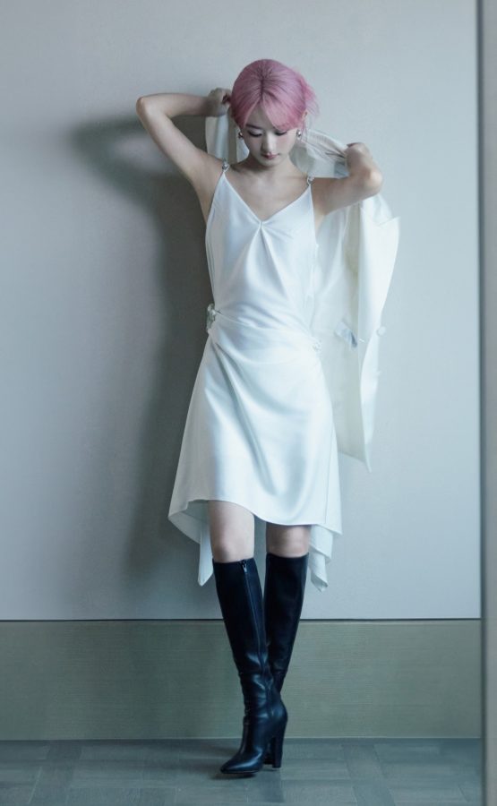 Zhao Liying's unique purple hair style, her legs in high-heeled leather boots are elegant and charming(7/9)