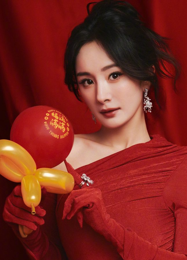 杨幂红色绸缎礼服配丝绒手套演绎复古魅力，手扶高跟秀出白皙足背(10/12)