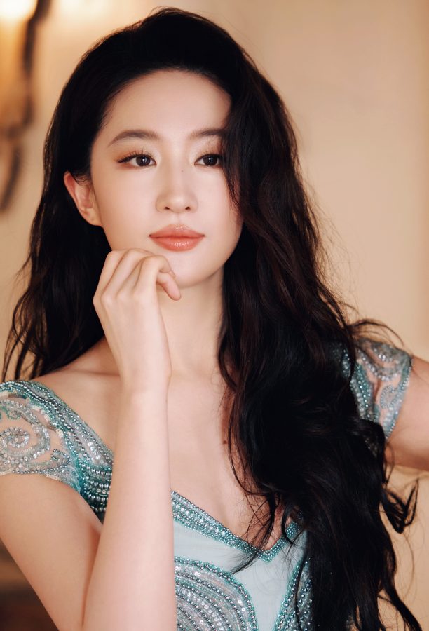 美神降临刘亦菲魅力长发穿低胸蓝色礼服秀事业线(3/5)