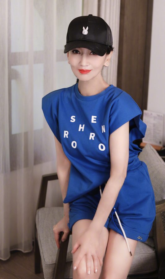 老妖精赵雅芝穿运动装大秀白皙美腿(4/6)