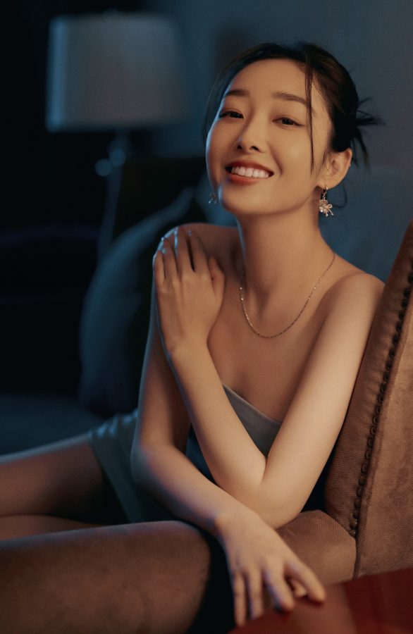 蒋梦婕穿一条淡蓝色连衣裙秀出一双比例完美的长腿(6/6)