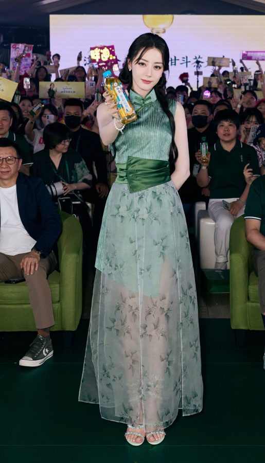 古风女神迪丽热巴旗袍纱裙造型玉腿美足动人展现(13/13)