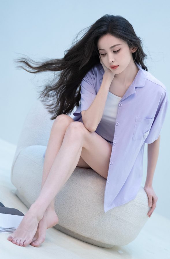 古力娜扎居家休闲风摄影图，不同的Bra换了又换(1/21)