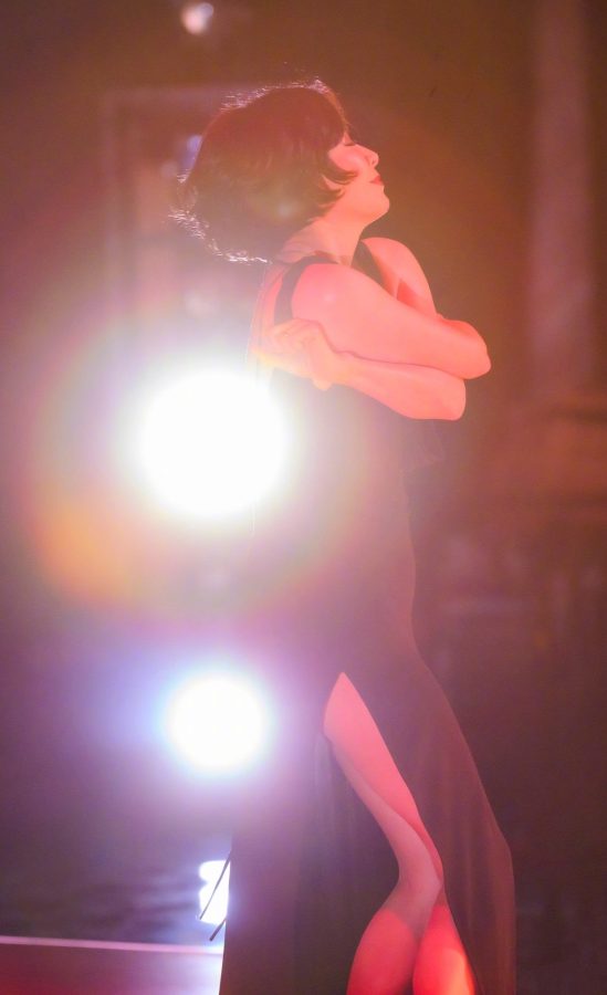 Carina Lau dances in a slit skirt and shows off her thighs in a stage play(18/18)