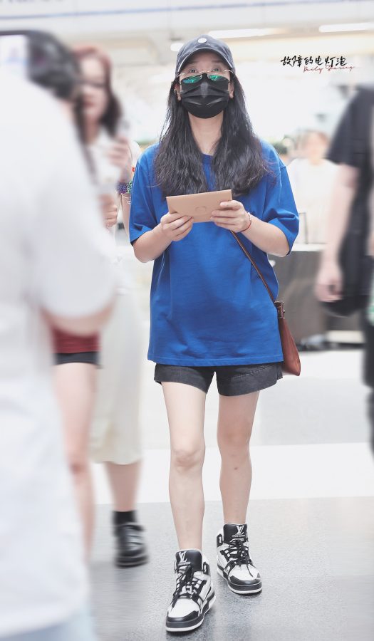杨魏玲花机场休闲穿搭，穿短裤秀玉腿(1/3)