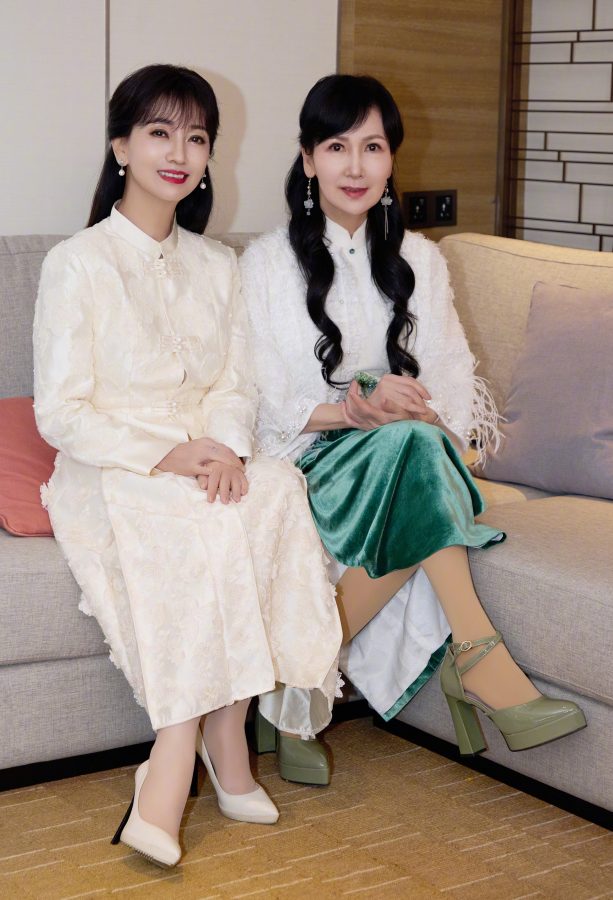 赵雅芝和陈美琪两位蛇精的丝袜高跟(1/1)