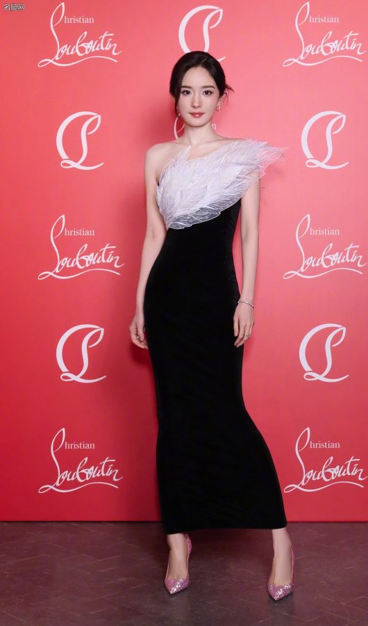 杨幂脚穿Christian Louboutin路铂廷高跟鞋尽显优雅性感魅力(4/5)