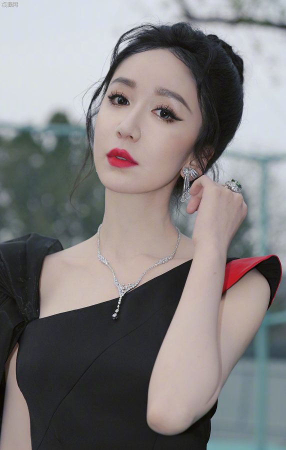 娄艺潇穿高开叉礼服踩防水台细跟凉鞋叉腰秀玉腿(10/19)