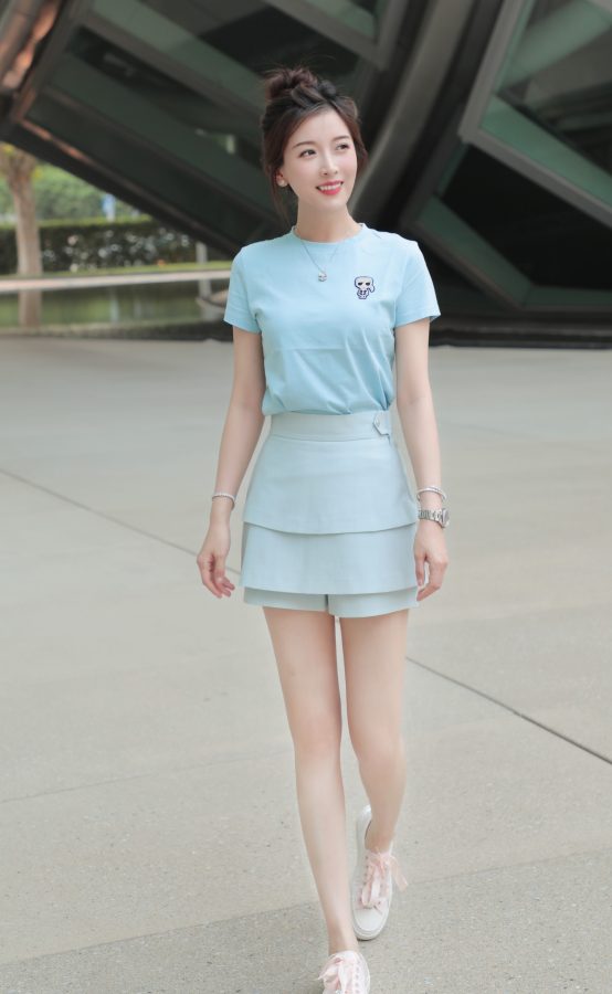 阳光下的氧气美女朱梓橦穿分层短裙大秀美腿(1/1)