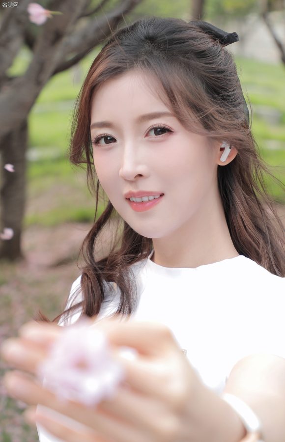 气质温柔的美女主持人朱梓橦身着开衩裙露出光滑玉腿(4/4)