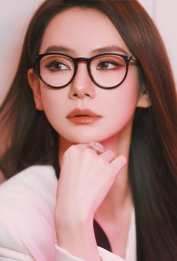 眼镜御姐戚薇秀光滑美腿(2/2)