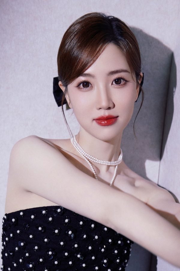 张纯烨黑裙珠光闪耀，白皙美腿修长尽显清纯(7/8)