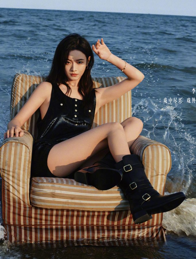李庚希《精品购物指南 》海边松弛感美腿大片(1/8)