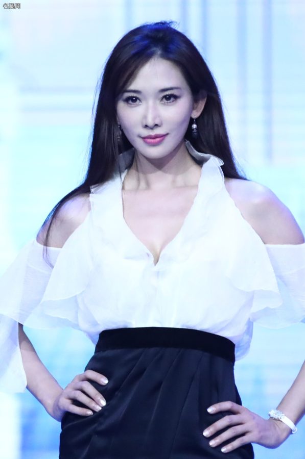 《女神的新衣》林志玲腿穿肉色丝袜踩细跟凉鞋走秀超有范儿(3/38)