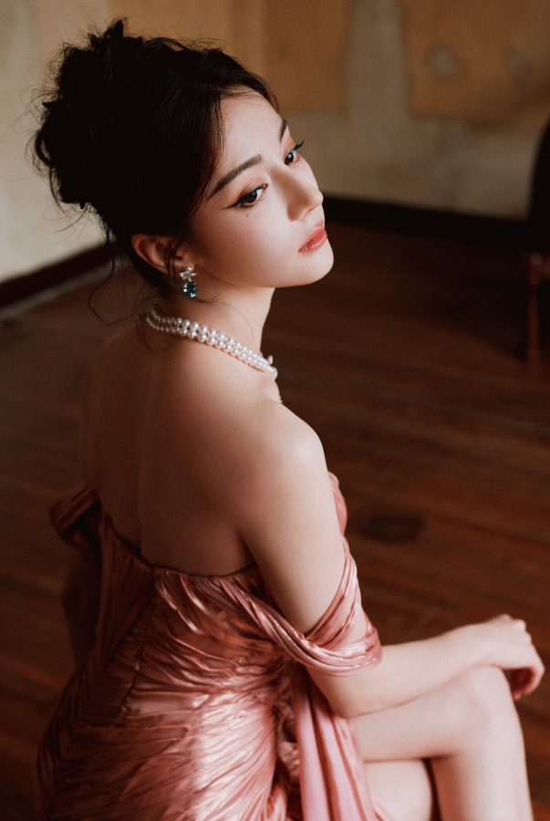 迪丽热巴性感粉裙亮相风情万种，高开叉大秀逆天美腿(13/13)