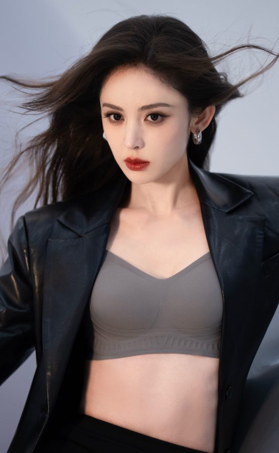 古力娜扎居家休闲风摄影图，不同的Bra换了又换(13/21)