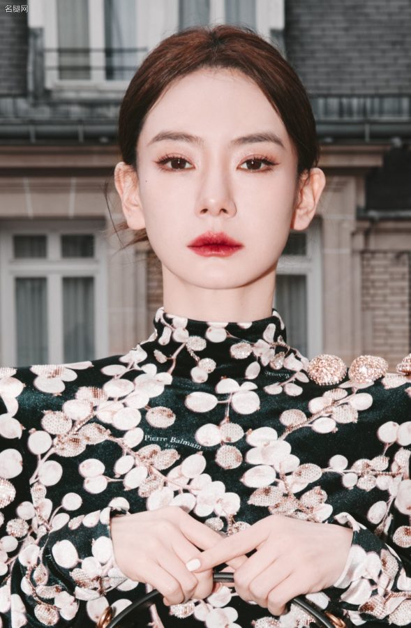 戚薇穿高领印花修身裙勾勒曼妙身姿尽显白皙长腿(2/5)
