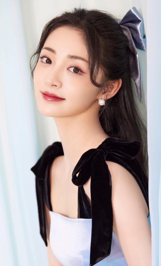周洁琼夏日清凉短裙秀美腿，肩部蝴蝶结萌翻众人(6/6)