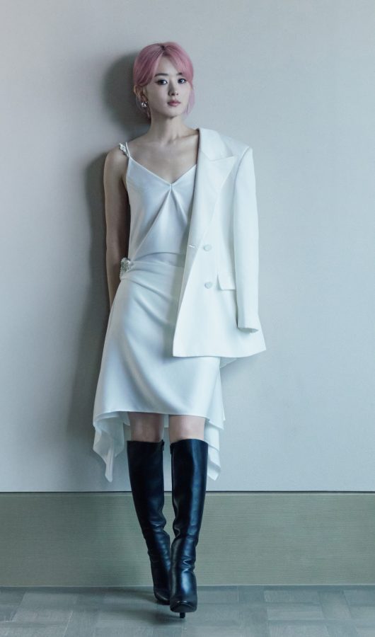 Zhao Liying's unique purple hair style, her legs in high-heeled leather boots are elegant and charming(5/9)