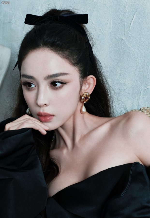 古力娜扎一袭黑裙尽显女神神秘性感范(4/10)