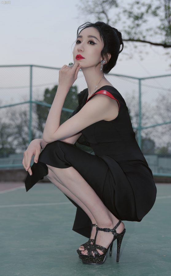 娄艺潇穿高开叉礼服踩防水台细跟凉鞋叉腰秀玉腿(8/19)