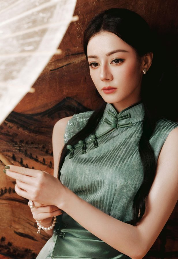 古风女神迪丽热巴旗袍纱裙造型玉腿美足动人展现(8/13)