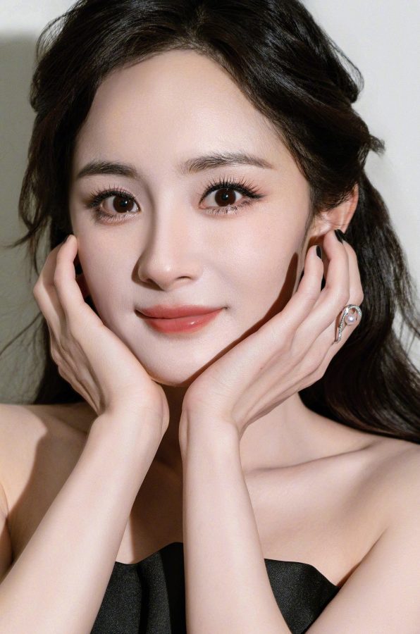 杨幂穿黑色抹胸裙秀出纤细长腿优雅迷人(4/5)