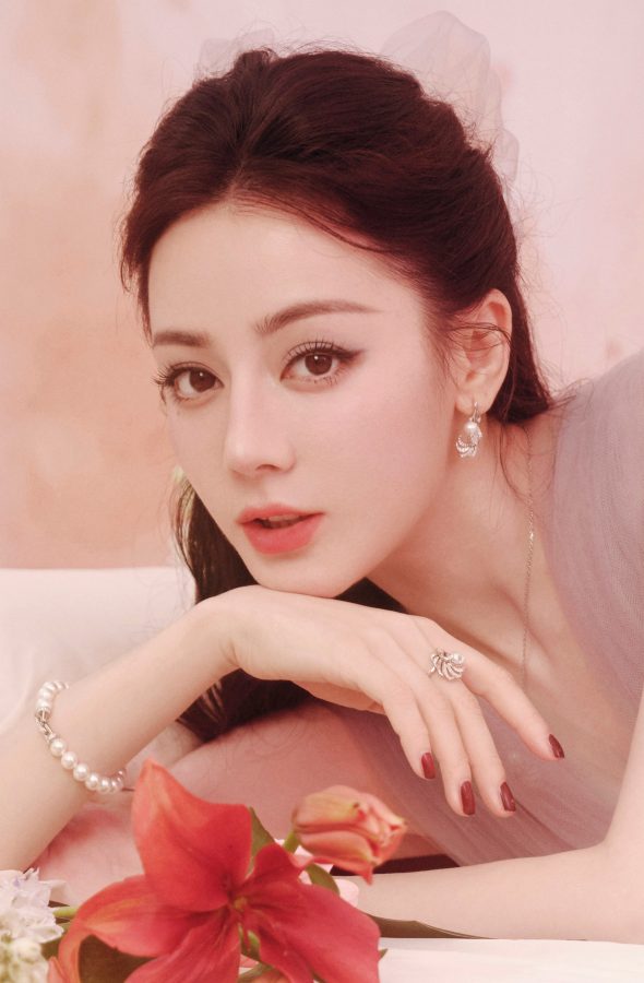 迪丽热巴薄纱裙下美腿若隐若现尽显梦幻魅力(5/8)