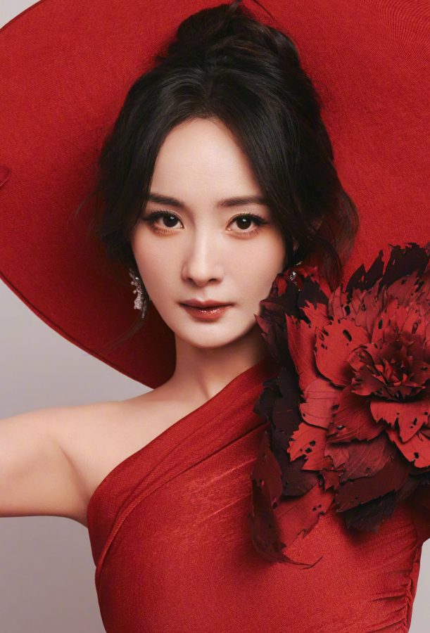 杨幂红色绸缎礼服配丝绒手套演绎复古魅力，手扶高跟秀出白皙足背(5/12)