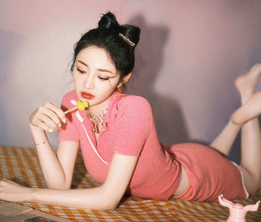 周洁琼穿粉色短裙套装，手提性感红色高跟鞋光脚丫拍照(5/8)