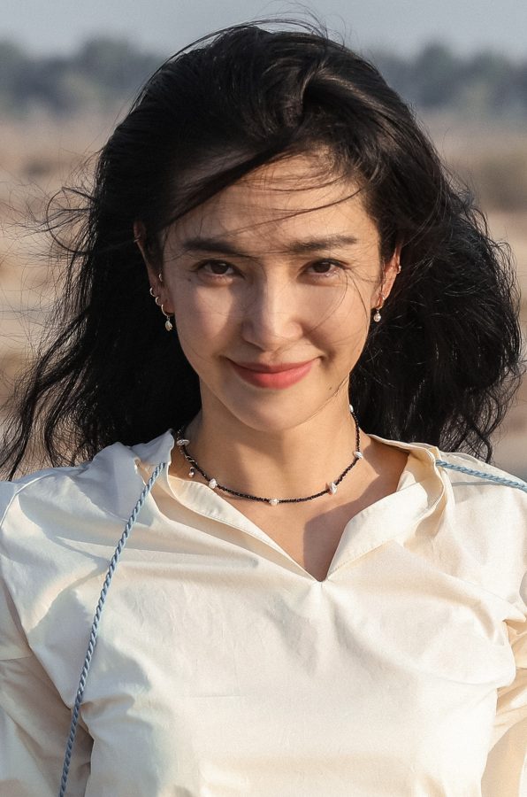 李冰冰穿花裙光脚拍摄旅行美照(3/3)