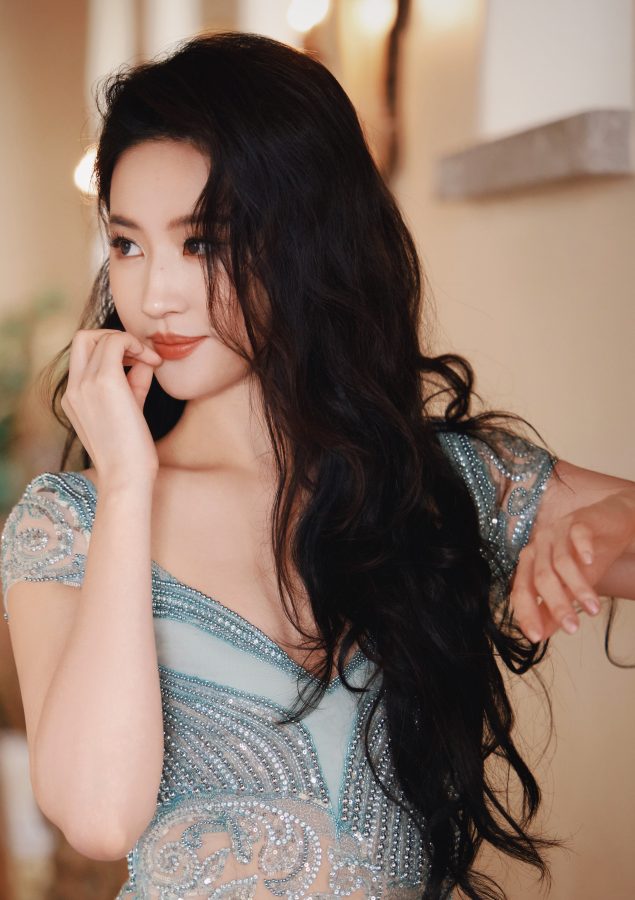 美神降临刘亦菲魅力长发穿低胸蓝色礼服秀事业线(4/5)