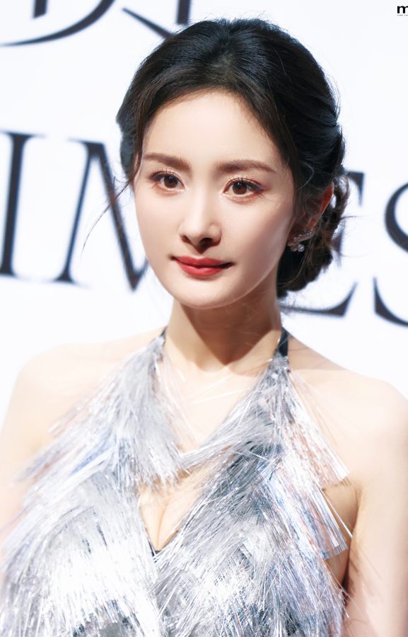 纯欲风杨幂美貌暴击,红毯上自信秀事业线(18/22)